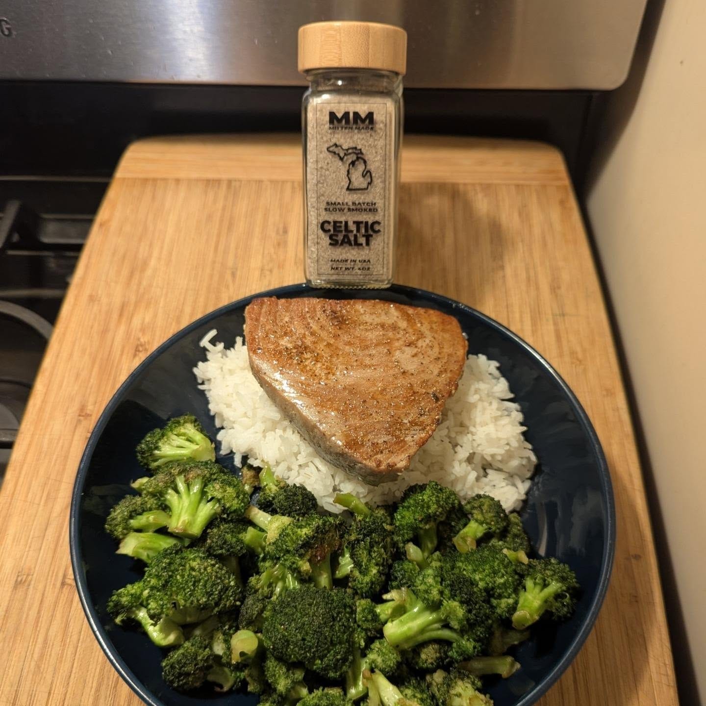 just a little bit of Smoked Celtic Salt to finish the seared Tuna 🐟 Steak with some white rice and roasted broccoli 🙂